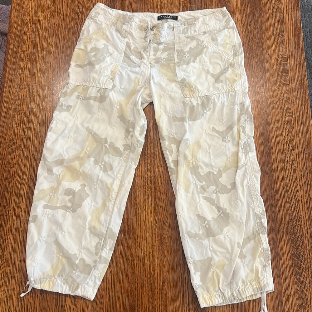 Anthropolgie Sanctuary Camouflage + Embroidery Cargo Capri Lightweight SZ XS